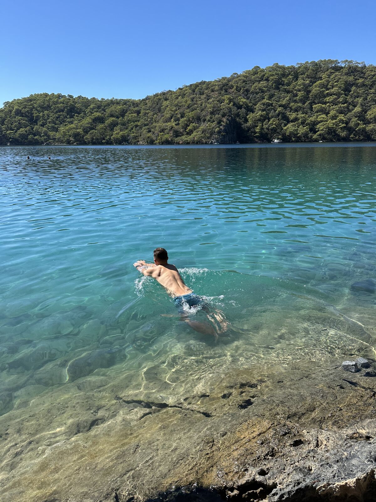 Купание в кристально чистой бирюзовой воде